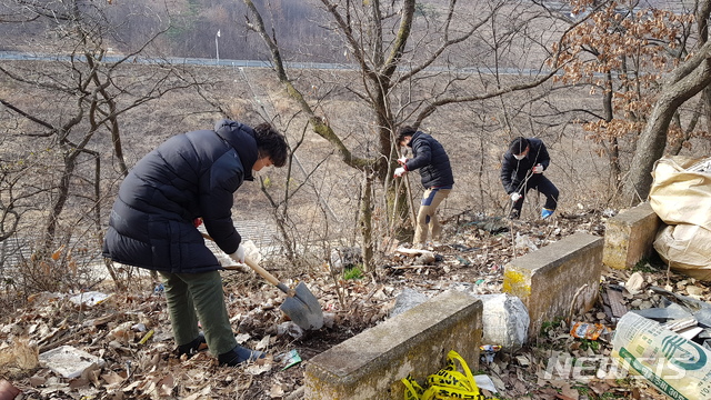 【예산=뉴시스】이종익 기자 = 경찰이 충남 예산군 신양면 차동고개에서 백골상태의 남성 시신을 수습한 후 유류품을 수색하고 있다. 2019.04.03. (사진=예산경찰서 제공) photo@newsis.com 