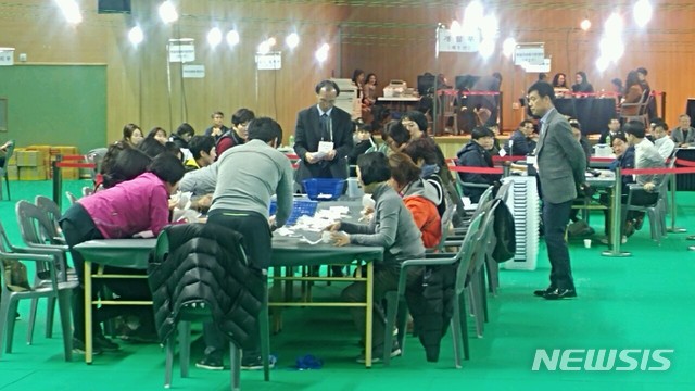 【통영=뉴시스】신정철 기자 = 4.3통영고성 국회의원 보궐선거 개표가 3일 오후 8시45분께 경남 통영시 평림동 통영실내체육관에서 실시되고 있다. 맨 먼저 개표가 시작된 투표함은 우편투표함과 관외사전투표함이 개함돼 개표종사원들의 손길이 바빠지고 있다.2019.04.03.&nbsp;&nbsp;&nbsp; sin@newsis.com 