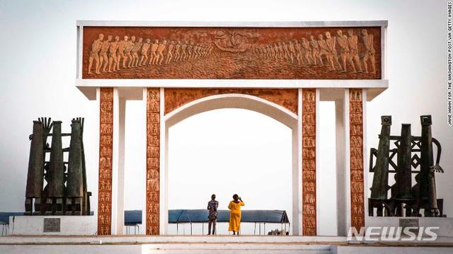 300만 명의 흑인들이 백인 노예상에게 붙잡혀 죽음 아니면 노예가 되는 출발지점인 항구 기념문 <CNN 캡쳐> 