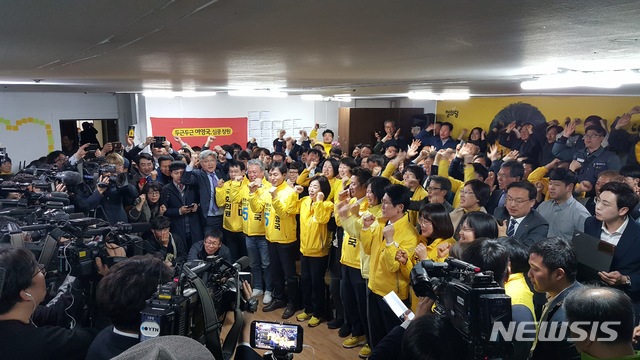 【창원=뉴시스】 강경국 기자 = 4·3 국회의원 보궐선거에서 창원성산 지역구에 출마한 정의당 여영국(54) 후보가 3일 오후 11시30분께 초접전 끝에 당선이 확정된 후 이정미 대표 등 정의당 관계자들과 환호성을 지르고 있다. 국회의원 선거가 치러진 경남 창원 성산구에서 여 후보는 전체 유권자 18만3934명 중 4만2662표(45.75%)를 얻어 자유한국당 강기윤 후보를 불과 504표 차이로 누르고 당선됐다. 2019.04.03.&nbsp; kgkang@newsis.com 