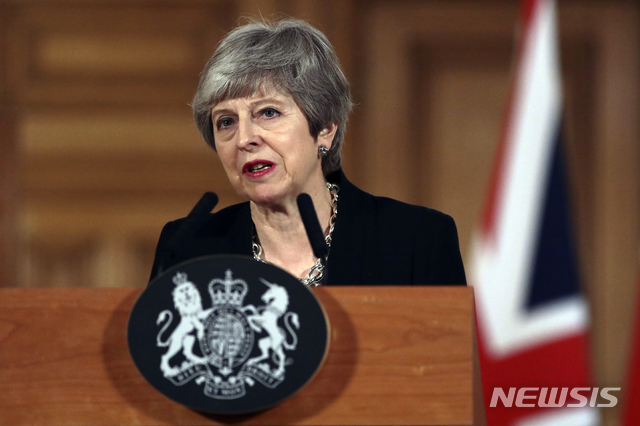 【런던=AP/뉴시스】테리사 메이 영국 총리가 2일(현지시간) 런던의 총리관저 앞에서 기자회견을 하고 있다. 메이 총리는 기자회견에서 또 한 차례의 브렉시트 연장 계획을 발표하면서 제1야당인 노동당과의 합의를 통해 브렉시트 교착 국면을 타개하겠다고 밝혔다. 앞서 유럽연합(EU)은 영국 하원이 EU 탈퇴 협정을 승인하는 조건으로 3월29일로 예정됐던 브렉시트를 5월22일로 연기하는 데 합의했다. 2019.04.03.