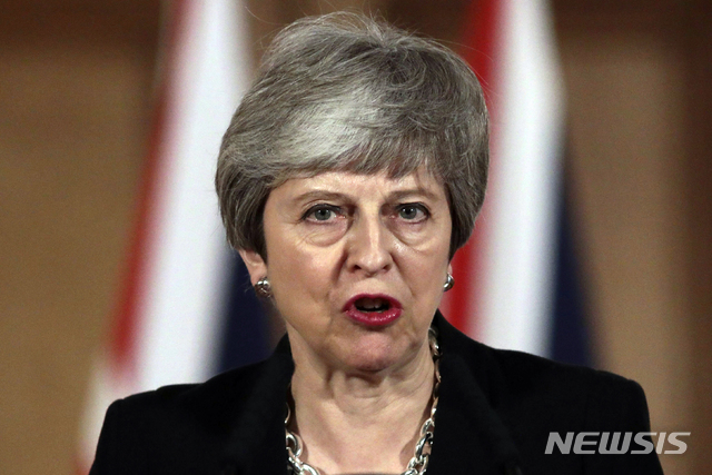【런던=AP/뉴시스】영국의 집권 보수당과 제1야당인 보수당이 유럽연합(EU) 탈퇴 협상안을 두고 물밑 협상을 진행 중인 가운데 양측은 논의가 긍정적인 방향으로 흘러가는 분위기다. 사진은 2일(현지시간) 런던의 총리관저 앞에서 기자회견 중인 테리사 메이 총리. 2019.04.30.