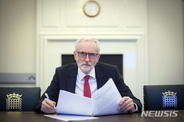  【런던=AP/뉴시스】 영국 제1야당인 노동당의 제러미 코빈 대표가 2일(현지시간) 런던 의원회관에 있는 자신의 의원실에서 포즈를 취하고 있다. 그는 이날 테리사 메이 총리의 회담 제안에 대해 "타협할 기미가 없어 보이던 총리의 변화"라며 "함께 브렉시트 논의를 진행할 수 있어 기쁘다"고 말했다. 2019.04.03.&nbsp; 