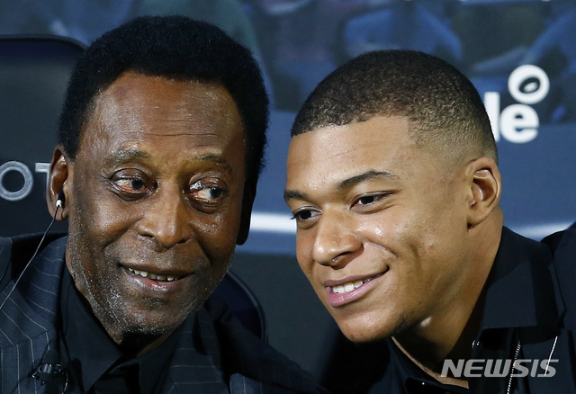 【파리= AP/뉴시스】 브라질 축구의 전설인 펠레(왼쪽)와 프랑스 축구의 신예 스타 킬리안 음바페가 4월 2일 파리에서 반갑게 만났다.