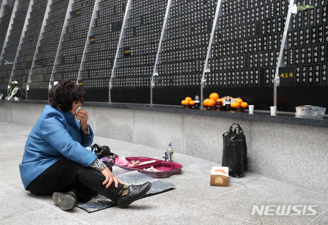 【제주=뉴시스】우장호 기자 = 제71주년 4·3 추념식이 거행된 3일 오전 제주시 봉개동 제주4·3평화공원 내 위패봉안소에 희생자 유족이 찾아와 눈물을 흘리고 있다. 2019.04.03.&nbsp; woo1223@newsis.com