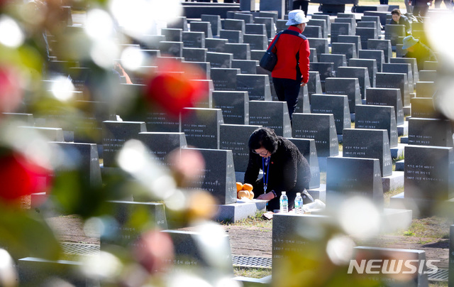 【제주=뉴시스】우장호 기자 = 제71주년 4·3 추념식이 열리는 3일 오전 제주시 봉개동 제주4·3평화공원 내 행방불명인 표지석 부근에 동백꽃이 핀 가운데 희생자 유족이 찾아와 절하고 있다. 2019.04.03.  woo1223@newsis.com