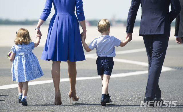 【베를린 =AP/뉴시스】 2년전인 2017년 7월 사흘간의 독일 여행때 베를린공항에서 걸어가고 있는 윌리엄 왕세손 가족의 모습. 