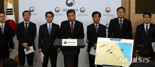 【서울=뉴시스】박주성 기자 = 김현기 행정안전부 지방자치분권실장이 3일 오전 서울 도렴동 정부서울청사 별관 브리핑룸에서 DMZ 평화둘레길(가칭) 3개 구간 단계적 개방 운영계획을 발표하고 있다.&nbsp; 대상지역은 9.19 남북군사합의에 따라 GP 철거, 유해 발굴 등 긴장 완화 노력이 이뤄지고 있는 고성(동부), 철원(중부), 파주(서부) 등 3개 지역이다.&nbsp; 고성 지역은 통일전망대에서 시작해 해안 철책을 따라 금강산 전망대까지 방문하는 구간으로 조성되고, 철원 지역은 백마고지 전적비에서 시작해 DMZ 남측 철책길을 따라 공동유해발굴현장과 인접한 화살머리고지 비상주 GP까지 방문하는 구간으로 조성된다. 파주 지역은 임진각에서 시작해 도라산 전망대를 경유하여 철거 GP까지 방문하는 구간으로 조성된다. 2019.04.03.&nbsp; park7691@newsis.com