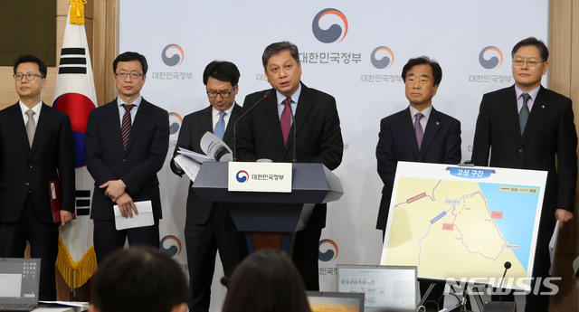 【서울=뉴시스】박주성 기자 = 김현기 행정안전부 지방자치분권실장이 3일 오전 서울 도렴동 정부서울청사 별관 브리핑룸에서 DMZ 평화둘레길(가칭) 3개 구간 단계적 개방 운영계획을 발표하고 있다.&nbsp; 대상지역은 9.19 남북군사합의에 따라 GP 철거, 유해 발굴 등 긴장 완화 노력이 이뤄지고 있는 고성(동부), 철원(중부), 파주(서부) 등 3개 지역이다.&nbsp; 고성 지역은 통일전망대에서 시작해 해안 철책을 따라 금강산 전망대까지 방문하는 구간으로 조성되고, 철원 지역은 백마고지 전적비에서 시작해 DMZ 남측 철책길을 따라 공동유해발굴현장과 인접한 화살머리고지 비상주 GP까지 방문하는 구간으로 조성된다. 파주 지역은 임진각에서 시작해 도라산 전망대를 경유하여 철거 GP까지 방문하는 구간으로 조성된다. 2019.04.03.&nbsp; park7691@newsis.com