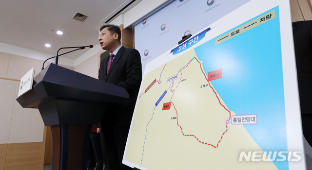 【서울=뉴시스】박주성 기자 = 김현기 행정안전부 지방자치분권실장이 3일 오전 서울 도렴동 정부서울청사 별관 브리핑룸에서 DMZ 평화둘레길(가칭) 3개 구간 단계적 개방 운영계획을 발표하고 있다.&nbsp; 대상지역은 9.19 남북군사합의에 따라 GP 철거, 유해 발굴 등 긴장 완화 노력이 이뤄지고 있는 고성(동부), 철원(중부), 파주(서부) 등 3개 지역이다.&nbsp; 고성 지역은 통일전망대에서 시작해 해안 철책을 따라 금강산 전망대까지 방문하는 구간으로 조성되고, 철원 지역은 백마고지 전적비에서 시작해 DMZ 남측 철책길을 따라 공동유해발굴현장과 인접한 화살머리고지 비상주 GP까지 방문하는 구간으로 조성된다. 파주 지역은 임진각에서 시작해 도라산 전망대를 경유하여 철거 GP까지 방문하는 구간으로 조성된다. 2019.04.03.&nbsp; park7691@newsis.com