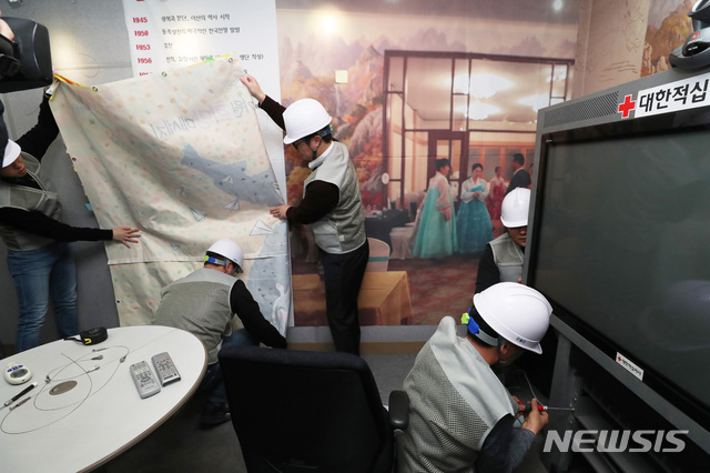 【서울=뉴시스】최동준 기자 = 이산가족 화상 상봉장 개보수 작업이 시작된 3일 오전 서울 중구 소파로 대한적십자사에서 케이티(KT)관계자들이 화상 상봉장 개·보수 작업을 하고 있다 이번 이산가족 화상상봉장 개·보수는 남북이 지난해 9월 합의한 평양공동선언에 따른 것이다. 2019.04.03. photo@newsis.com