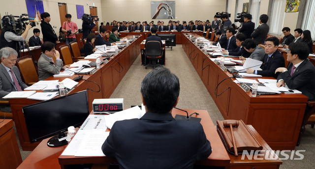 【서울=뉴시스】 박영태 기자 = 3일 오전 서울 영등포구 여의도 국회에서 열린 4차 산업혁명 특별위원회를 정병국 위원장이 주재하고 있다. 2019.04.03.since1999@newsis.com