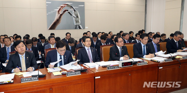 【서울=뉴시스】 박영태 기자 = 3일 오전 서울 영등포구 여의도 국회에서 열린 4차 산업혁명 특별위원회에 박상기 법무부 장관, 유영민 과학기술정보통신부 장관 등 정부측 관계자들이 참석해 자리에 앉아 있다. 왼쪽부터 구윤철 기획재정부 2차관, 최종구 금융위원장, 박상기 법무부장관, 유영민 과학기술정보통신부 장관, 노형욱 국무조정실장, 홍남기 중소벤처기업부장관, 임철호 한국항공우주연구원장. 2019.04.03.since1999@newsis.com
