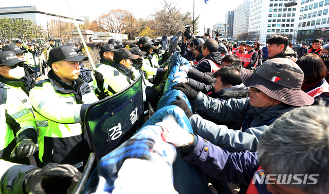 [서울=뉴시스]김병문 수습기자 = 지난해 4월3일 서울 영등포구 여의도 국회 정문에서 열린 민주노총 집회 참가자들이 국회 진입을 위해 담장을 허물고 있다. 2019.04.03. dadazon@newsis.com