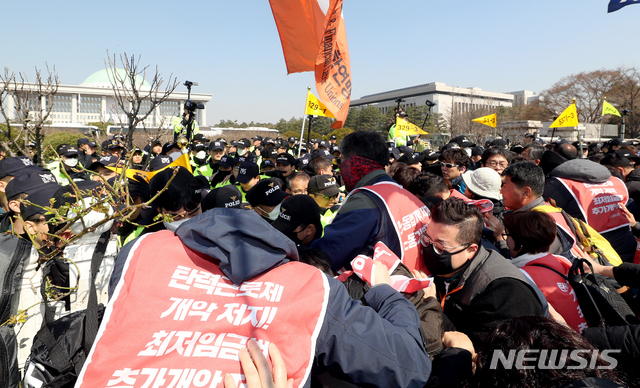 민주노총 위원장 '현장 연행' 놓고 노동계 갑론을박