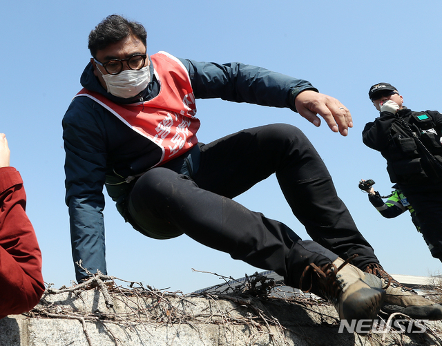 민주노총 위원장 '현장 연행' 놓고 노동계 갑론을박