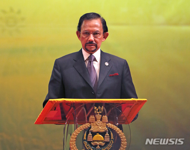 【반다르스리브가완=AP/뉴시스】미국 최대 금융사 JP모건 체이스는 브루나이의 동성애 처벌 형법에 반발하며 브루나이 국왕(술탄)이 소유한 호텔의 직원 이용을 금지했다. 사진은 하사날 볼키아 술탄이 지난 2013년 10월 동남아시아 국가 연합(ASEAN) 폐막식에서 연설하는 모습. 2019.04.29.