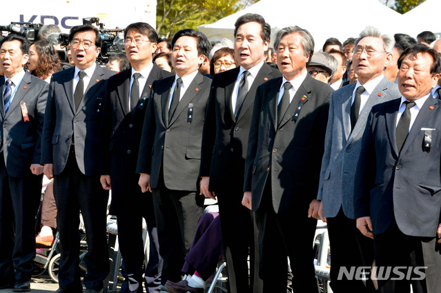 【제주=뉴시스】우장호 기자 = 이낙연 국무총리가 3일 제주시 봉개동 제주4·3평화공원에서 열린 제71주년 4·3 추념식에 참석해 애국가를 부르고 있다. 2019.04.03. woo1223@newsis.com