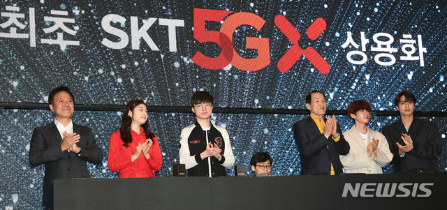【서울=뉴시스】 전진환 기자 = SKT의 세계 최초 5GX 상용화 선언식이 열린 3일 오전 서울 을지로 SKT타워 로비에서 참석자들이 박수치고 있다.&nbsp; 박정호(왼쪽부터) CEO, 홍보모델 김연아, 프로게이머 페이커, 최장기 고객 박재원 씨, 수영선수 윤성혁 씨, 가수 엑소 백현, 카이. 2019.04.03.&nbsp; photo@newsis.com