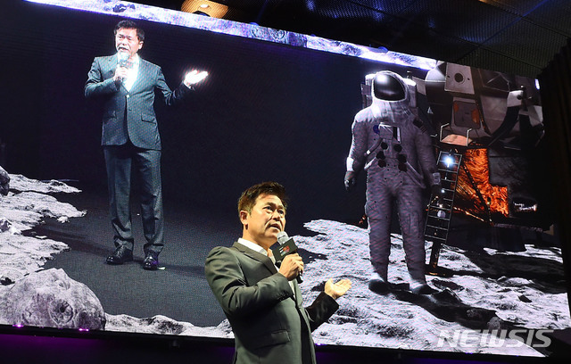 【서울=뉴시스】 전진환 기자 = 3일 오전 서울 을지로 SKT타워 로비에서 박정호 CEO가 세계 최초 5GX 상용화 선언에 앞서 소개하고 있다. 2019.04.03.&nbsp;&nbsp; photo@newsis.com