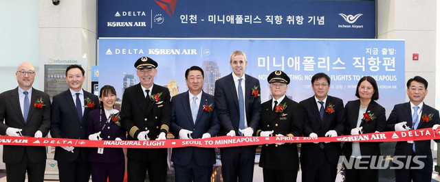 【인천공항=뉴시스】홍찬선 기자 = 델타항공이 지난 2일부터 인천↔미니애폴리스 직항편을 취항했다고 3일 밝혔다. 이날 인천공항 탑승구에서 열린 취항식에서 참석자들이 리본 커팅식을 진행하고 있다. 데이브 함(왼쪽부터) 델타항공 정비부 디렉터, 김성수 한국대표, 투 현 사무장, 데이빗 유레다 기장, 김종대 대한항공 전무, 마테오쿠시오 아태부사장, 마샬 워렌 기장, 임병기 인천공항공사 미래사업추진실장, 리사 듀발아태매니징 디렉터, 황병연 인천공항 본부장. 2019.04.03.(사진=델타항공 제공)photo@newsis.com