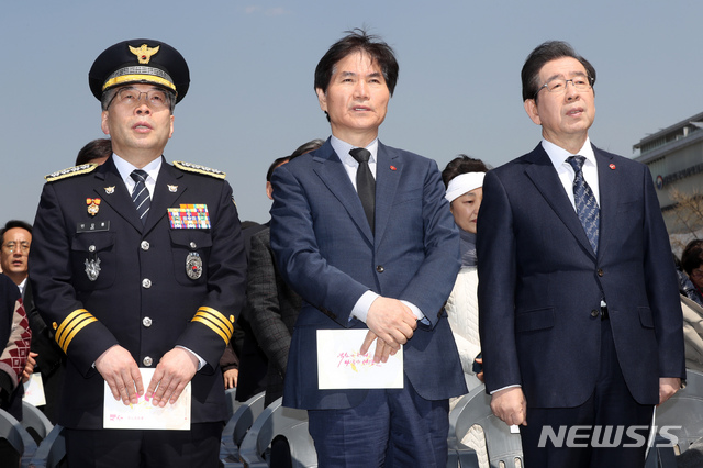 【서울=뉴시스】이윤청 수습기자 = 민갑룡(왼쪽부터) 경찰청장, 이용선 시민사회수석, 박원순 서울시장이 3일 오전 서울 종로구 광화문광장에서 열린 ‘4370+1 봄이 왐수다’ 추념식에서 추모곡을 제창하고 있다. 2019.04.03.&nbsp; radiohead@newsis.com