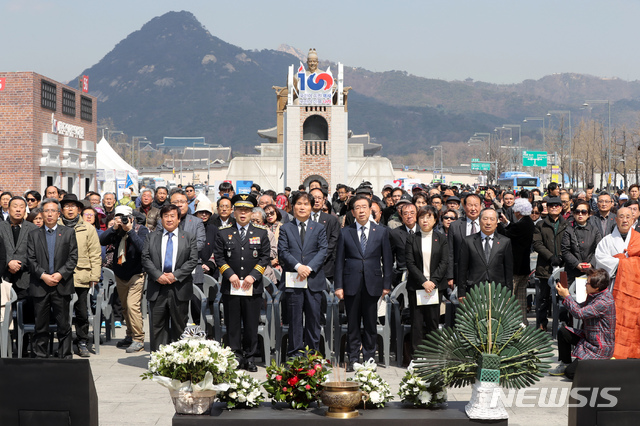 【서울=뉴시스】이윤청 수습기자 = 민갑룡 경찰청장, 이용선 시민사회수석, 박원순 서울시장을 비롯한 참석자들이 3일 오전 서울 종로구 광화문광장에서 열린 제주 4·3 사건 추념식에서 추모곡을 제창하고 있다. 2019.04.03. radiohead@newsis.com