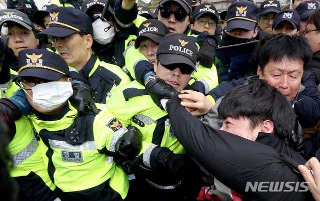 【서울=뉴시스】김병문 수습기자 = 민주노총이 3일 오전 서울 여의도 국회 정문에서 열린 '노동법 개정 정지 2차 총력투쟁'에서 국회 진입을 위해 경찰과 몸싸움하고 있다. 2019.04.03. dadazon@newsis.com