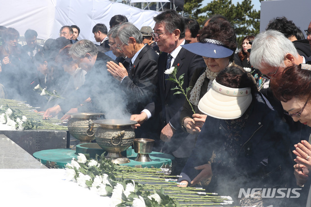 【제주=뉴시스】우장호 기자 = 지난해 4월3일 제71주년 4·3 추념식이 거행된 제주시 봉개동 제주4·3평화공원에서 희생자 유족이 위령제단에 분향과 헌화하고 있다. (사진=뉴시스DB) woo1223@newsis.com