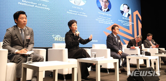 【서울=뉴시스】 전진환 기자 = 제4회 월드블록체인서밋 마블스 서울 2019가 열린 3일 오후 서울 중구 신라호텔에서 참석자들이 주제발표를 하고 있다. 김병관(왼쪽부터) 더불어민주당 의원, 이언주 바른미래당 의원, 좌장인 민병두 국회 정무위원장, 김형중 고려대 암호화폐연구센터장, 오정근 함국금융ICT융합학회장. 2019.04.03. amin2@newsis.com