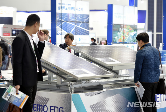 【대구=뉴시스】우종록 기자 = 3일 오전 대구 북구 산격동 엑스코에서 열린 ‘2019 국제 그린에너지 엑스포’를 찾은 관람객들이 신재생에너지 관련 부스를 둘러보고 있다. 이번 전시회는 국내·외 27개국 신재생에너지 분야 300개사가 참여한다. 2019.04.03.wjr@newsis.com