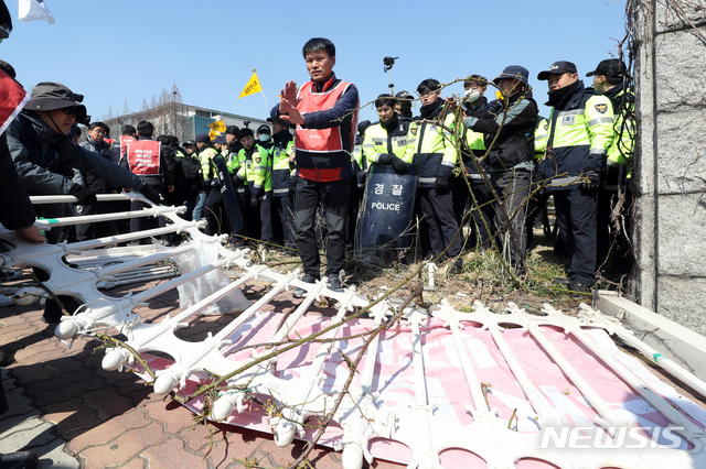 【서울=뉴시스】김병문 수습기자 = 민주노총이 3일 오전 서울 여의도 국회 정문에서 열린 '노동법 개정 정지 2차 총력투쟁'에서 국회 진입을 위해 담장을 허물고 있다. 2019.04.03. dadazon@newsis.com