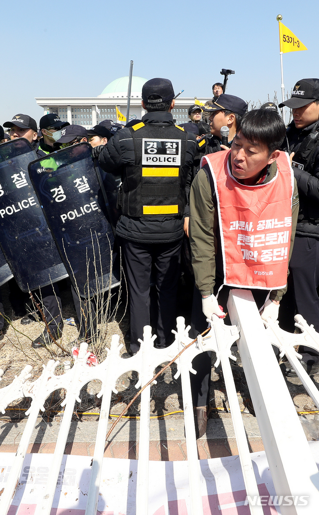 【서울=뉴시스】김병문 수습기자 = 민주노총이 지난 3일 오전 서울 여의도 국회 정문에서 열린 '노동법 개정 정지 2차 총력투쟁'에서 국회 진입을 위해 담장을 허물고 있다. 2019.04.03.  dadazon@newsis.com