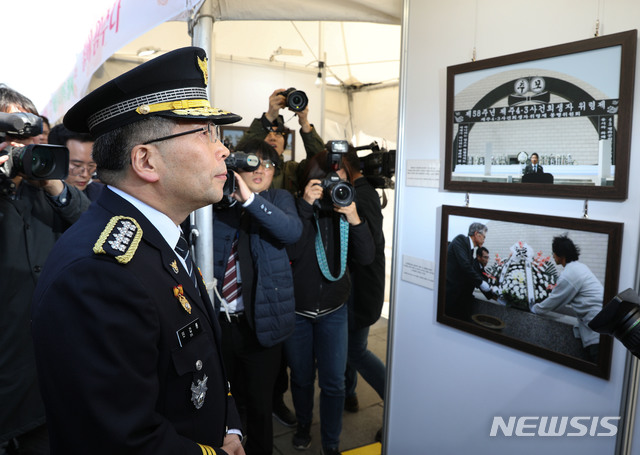 【서울=뉴시스】이윤청 수습기자 = 민갑룡 경찰청장이 3일 오전 서울 광화문광장에서 열린 제주 4·3 추념식에 참석해 관련 기록물을 살펴보고 있다. 2019.04.03. photo@newsis.com