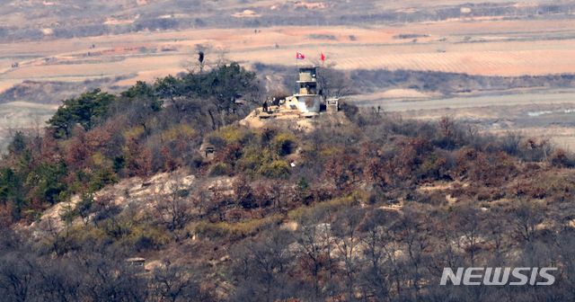 【파주=뉴시스】김선웅 기자 = 3일 경기 파주시 문산읍 도라산 전망대에서 개성 북한군 초소가 보이고 있다. 2019.04.03. mangusta@newsis.com