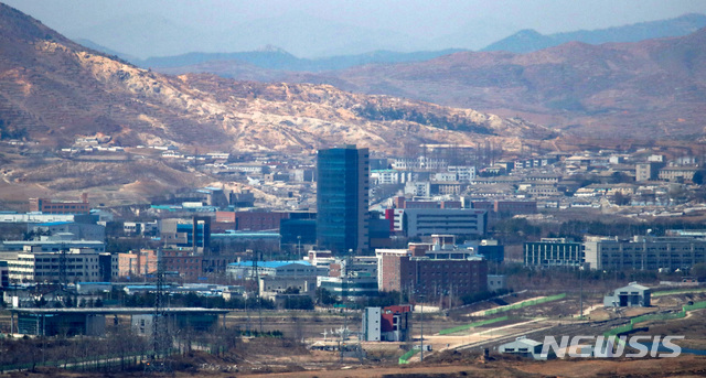【파주=뉴시스】김선웅 기자 = 3일 경기 파주시 문산읍 도라산 전망대에서 개성공단이 보이고 있다. 2019.04.03.&nbsp; mangusta@newsis.com