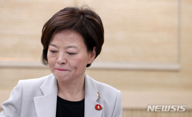 【서울=뉴시스】박주성 기자 = 진선미 여성가족부 장관이 3일 오후 서울 금천구 건강가정다문화가족지원센터에서 열린 금천구 아동 돌보미 학대 사건 관련 간담회에 참석해 모두발언을 하고 있다.&nbsp; 진선미 장관은 해당 가족과 국민들에게 사과하고 사건이 재발하지 않도록 아동학대 전수 조사 등 예방 대책을 강화를 약속했다. 2019.04.03. park7691@newsis.com