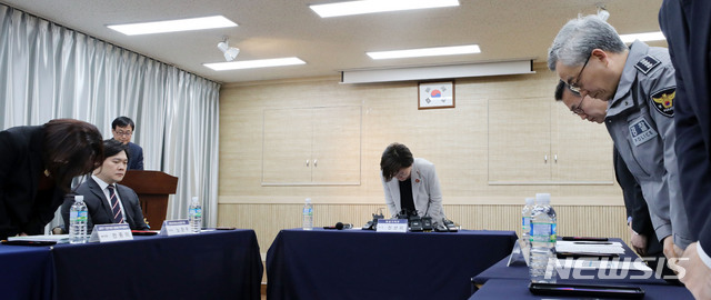 【서울=뉴시스】박주성 기자 = 진선미 여성가족부 장관과 유성훈 금천구청장, 배대희 금천경찰서장을 비롯한 참석한 정부측 관계자들이 3일 오후 서울 금천구 건강가정다문화가족지원센터에서 금천구 아동 돌보미 학대 사건 관련 간담회에서 해당 가족과 국민들에게 고개를 숙이고 있다.&nbsp; 진선미 장관은 해당 가족과 국민들에게 사과하고 사건이 재발하지 않도록 아동학대 전수 조사 등 예방 대책을 강화를 약속했다. 전문가와 현장관계자 등이 포함된 TF는 5일 첫 회의를 시작한다. 2019.04.03. park7691@newsis.com