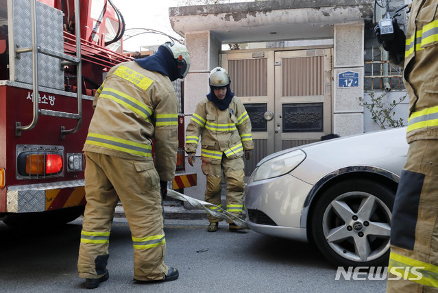 【서울=뉴시스】최동준 기자 = 서울시 소방재난본부가 3일 서울 종로구 일대에서 소방차 긴급 출동을 방해하는 주·정차 차량 강제 처분 훈련을 실시하고 있다. 2019.04.03. photocdj@newsis.com