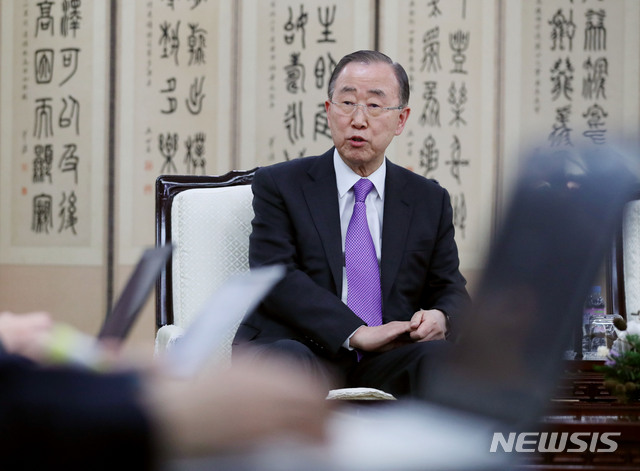 【서울=뉴시스】김진아 기자 = 미세먼지 범국가기구 단장직을 맡은 반기문 전 유엔 사무총장이 3일 김포공항에서 미세먼지 해결을 위한 범국가기구 출범 관련 인터뷰를 하고 있다. 2019.04.03.&nbsp; bluesoda@newsis.com