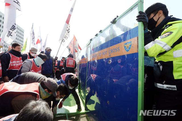 【서울=뉴시스】김병문 수습기자 = 민주노총이 3일 오후 서울 여의도 국회 정문에서 열린 '노동법 개악 저지-노동기본권 쟁취 민주노총 결의대회'에서 국회 진입을 막는 경찰과 대치하고 있다. 2019.04.03.&nbsp; dadazon@newsis.com 