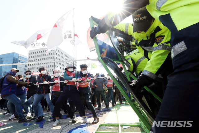 【서울=뉴시스】김병문 수습기자 = 민주노총 조합원들이 지난 3일 오후 서울 여의도 국회 정문에서 열린 '노동법 개악 저지-노동기본권 쟁취 민주노총 결의대회'에서 국회 진입하기 위해 바리케이드를 허물고 있다. 2019.04.03.  dadazon@newsis.com