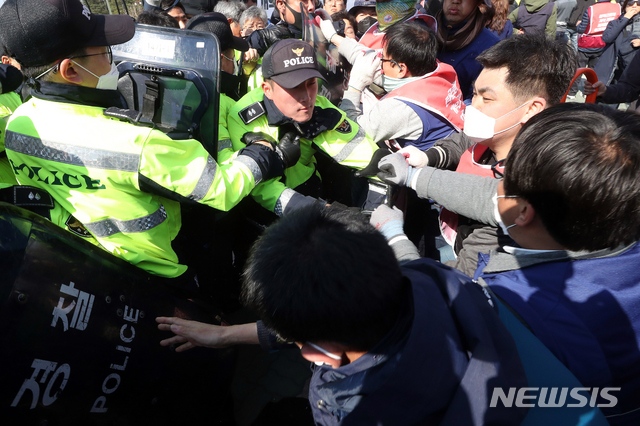 【서울=뉴시스】김병문 수습기자 = 민주노총이 지난달 3일 오후 서울 여의도 국회 정문에서 열린 '노동법 개악 저지-노동기본권 쟁취 민주노총 결의대회'에서 국회 진입을 막는 경찰과 충돌하고 있다. 2019.04.03.  dadazon@newsis.com