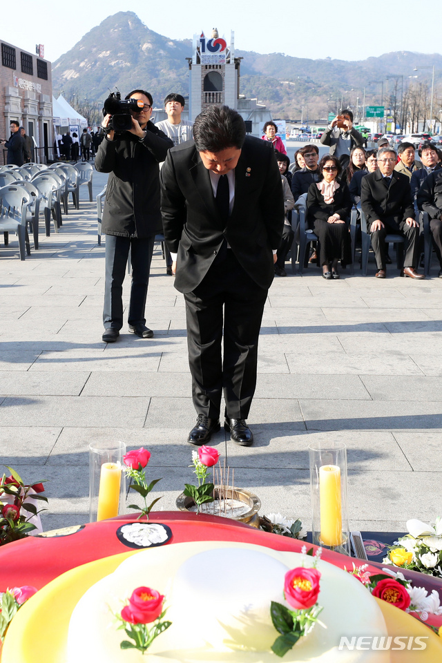 【서울=뉴시스】이윤청 수습기자 = 서주석 국방부 차관이 3일 오후 서울 종로구 광화문광장에 마련된 제주 4·3사건 희생자 추모공간을 방문해 헌화 후 묵념하고 있다.&nbsp;&nbsp; 국방부는 이날 오전 군·경의 무력 진압으로 수많은 민간인이 희생된 '제주 4·3 사건'과 관련해 71년 만에 처음으로 공식 사과했다. 2019.04.03.&nbsp; radiohead@newsis.com