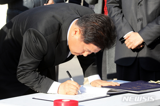 【서울=뉴시스】이윤청 수습기자 = 서주석 국방부 차관이 3일 오후 서울 종로구 광화문광장에 마련된 제주 4·3사건 희생자 추모공간을 방문해 방명록을 작성하고 있다.&nbsp;&nbsp; 국방부는 이날 오전 군·경의 무력 진압으로 수많은 민간인이 희생된 '제주 4·3 사건'과 관련해 71년 만에 처음으로 공식 사과했다. 2019.04.03.&nbsp; radiohead@newsis.com