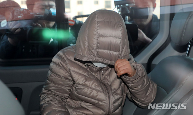 【서울=뉴시스】박주성 기자 = 돌보던 14개월 영아를 발로 차고 뺨을 때리는 등 학대해 논란이 된 정부 지원 아이돌보미가 지난 4월3일 오후 서울 금천구 금천경찰서에서 피의자 조사를 받은 후 경찰서를 나서고 있다. 2019.04.03. park7691@newsis.com