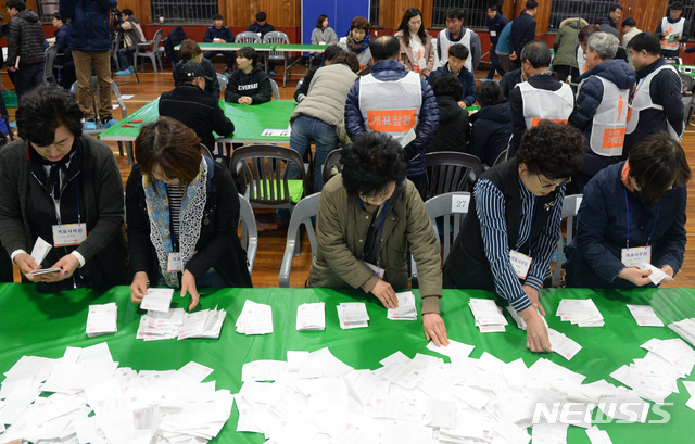 【전주=뉴시스】 김얼 기자= 4.3 전주시라선거구 전주시의원 보궐선거 날인 3일 전북 전주시 완산구 전주풍남초등학교에 마련된 개표소에서 관계자들이 개표를 하고 있다. 2019.04.03. pmkeul@newsis.com