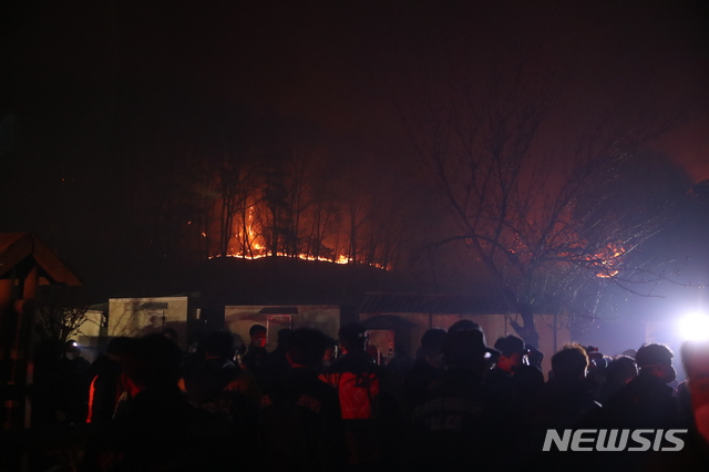 【포항=뉴시스】 강진구 기자 = 3일 오후 7시52분께 경북 포항시 남구 대송면 대각리 운제산에서 원인을 알 수 없는 산불이 발생했다.산불은 이날 오후 11시30분 현재 임야 2㏊를 태우고 강풍을 타고 계속 번지고 있다.2019.04.04.(사진=독자제공) photo@newsis.com