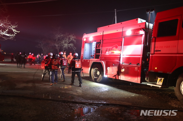 【포항=뉴시스】 강진구 기자 = 3일 오후 7시52분께 경북 포항시 남구 대송면 대각리 운제산에서 원인을 알 수 없는 산불이 발생했다.산불은 이날 오후 11시30분 현재 임야 2㏊를 태우고 강풍을 타고 계속 번지고 있다.사진은 산불 진화를 위해 출동한 소방대원들.2019.04.04.(사진=독자제공) photo@newsis.com