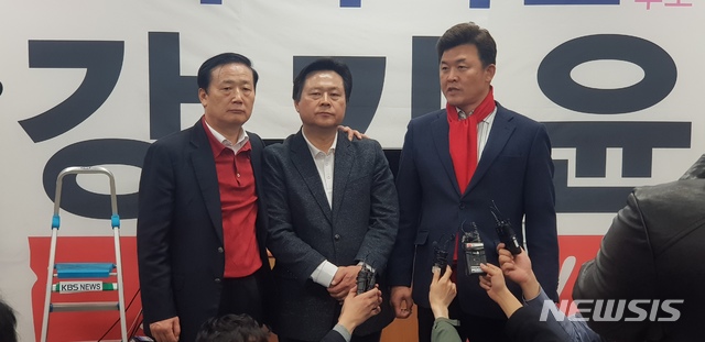 【창원=뉴시스】 김성찬 기자 = 4·3 창원성산 국회의원 재·보궐선거가 정의당 여영국 후보의 승리로 마감된 가운데 근소한 차이로 선거에서 패배한 자유한국당 강기윤 후보(가운데)가 자당 김성찬 의원(왼쪽)과 윤영석 의원(오른쪽)과 함께 선거캠프 사무실에 모인 당직자와 지지자들에게 인사말을 하고 있다. 2019.04.03. kims1366@newsis.com